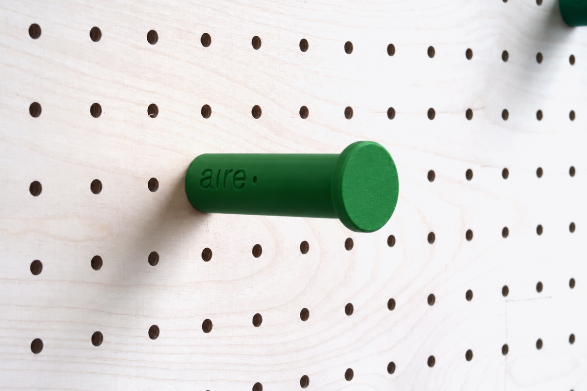 Patère colorée – porte-manteau mural pour pegboard et panneau perforé