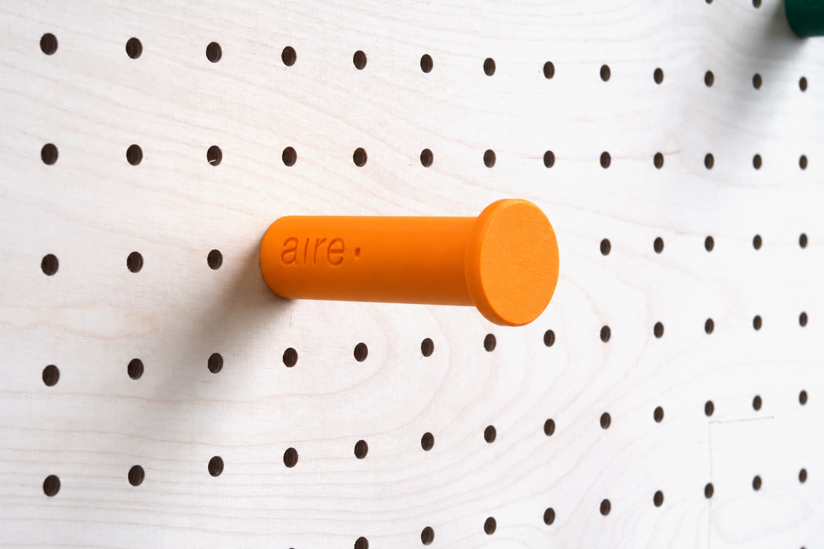 Patère colorée – porte-manteau mural pour pegboard et panneau perforé