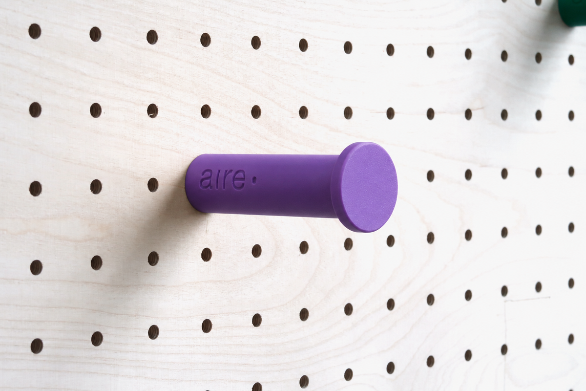 Patère colorée – porte-manteau mural pour pegboard et panneau perforé