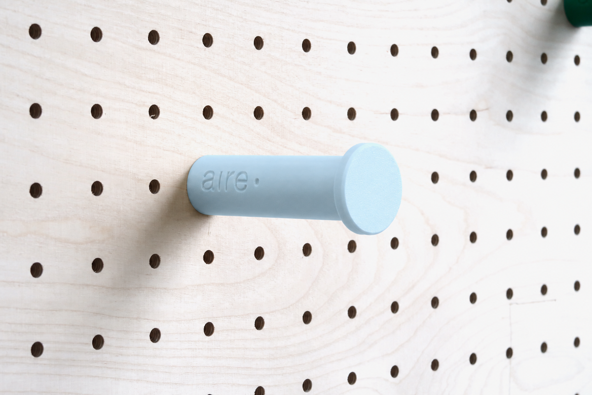 Patère colorée – porte-manteau mural pour pegboard et panneau perforé