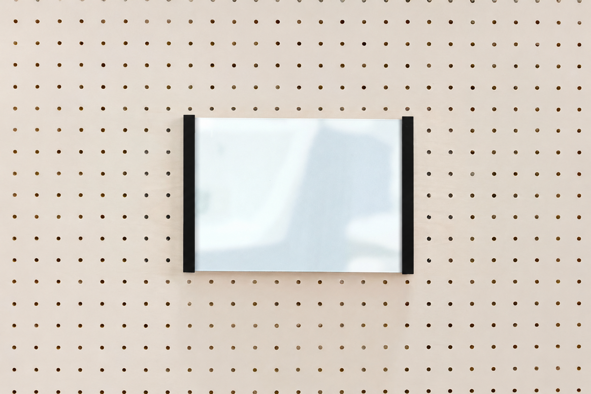 Porte-affiche en plexi pour pegboard – support d'information mural