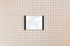 Porte-affiche en plexi pour pegboard – support d'information mural