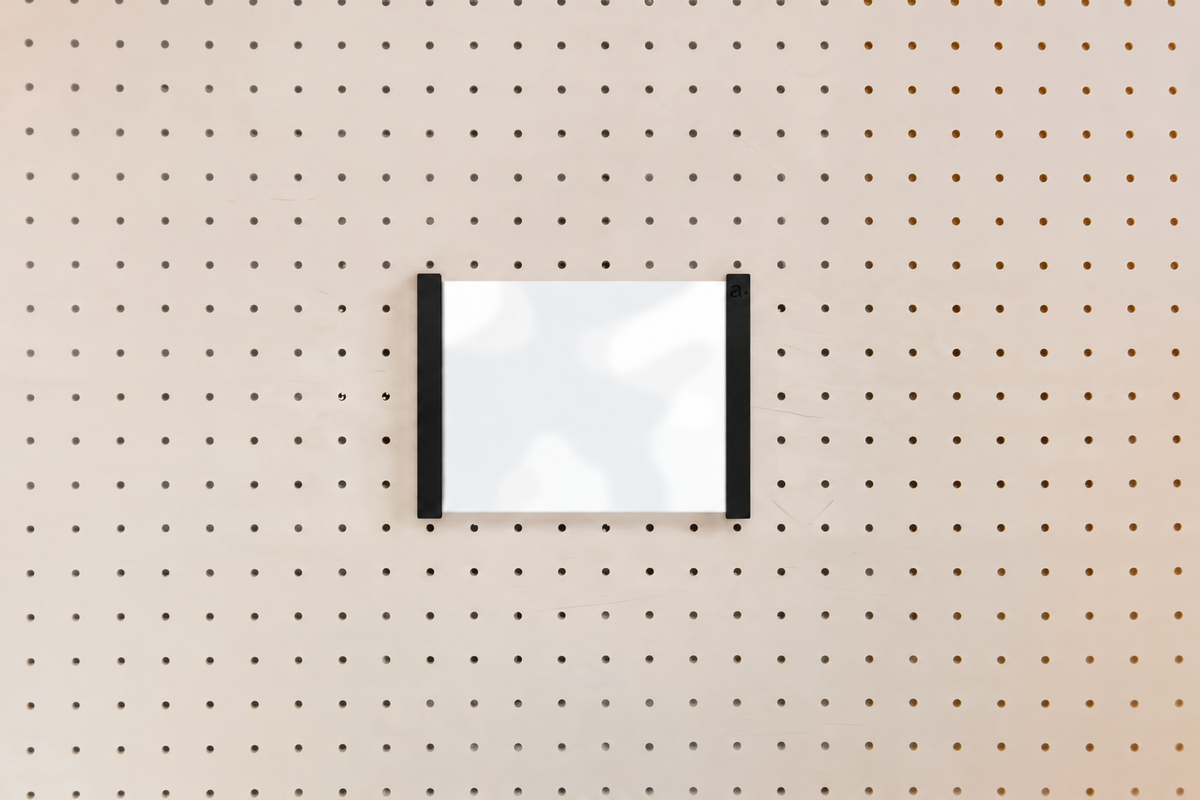 Porte-affiche en plexi pour pegboard – support d'information mural