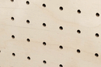 Animation tourillons en bois insérés dans un pegboard en bouleau