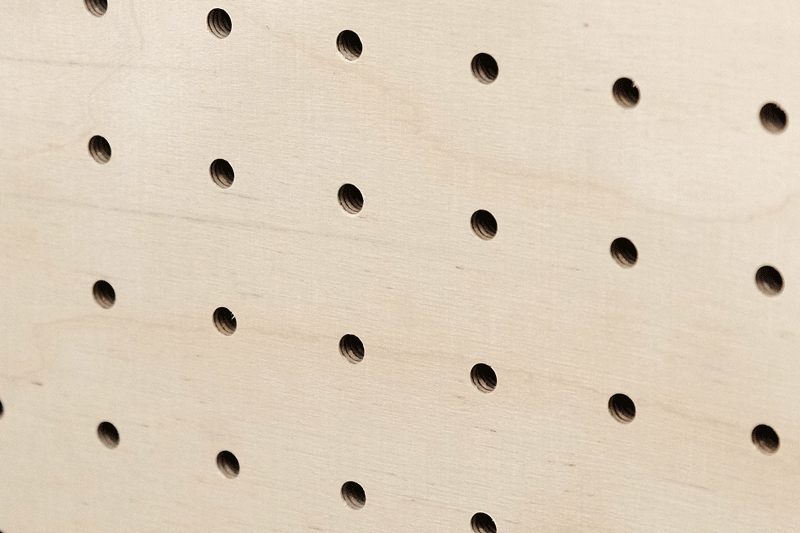 Animation tourillons en bois insérés dans un pegboard en bouleau