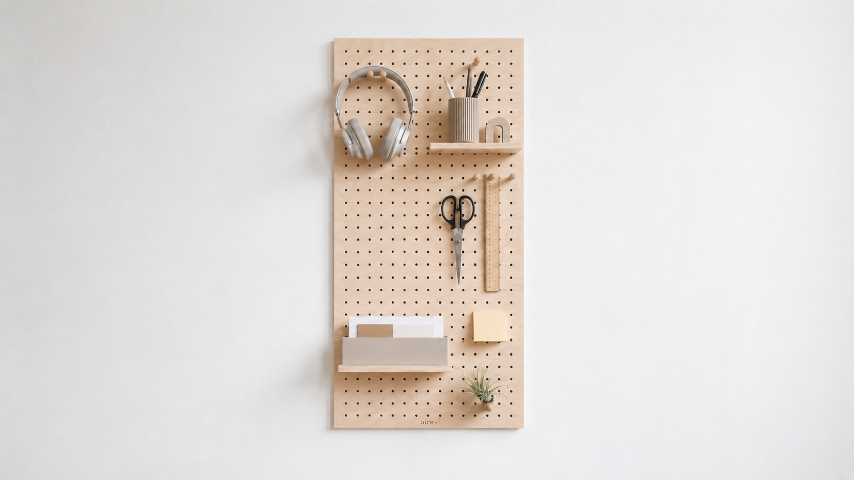 Pegboard aire au-dessus d'un bureau, accessoires de travail rangés