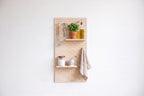 Pegboard aire en cuisine avec ustensiles et plantes aromatiques