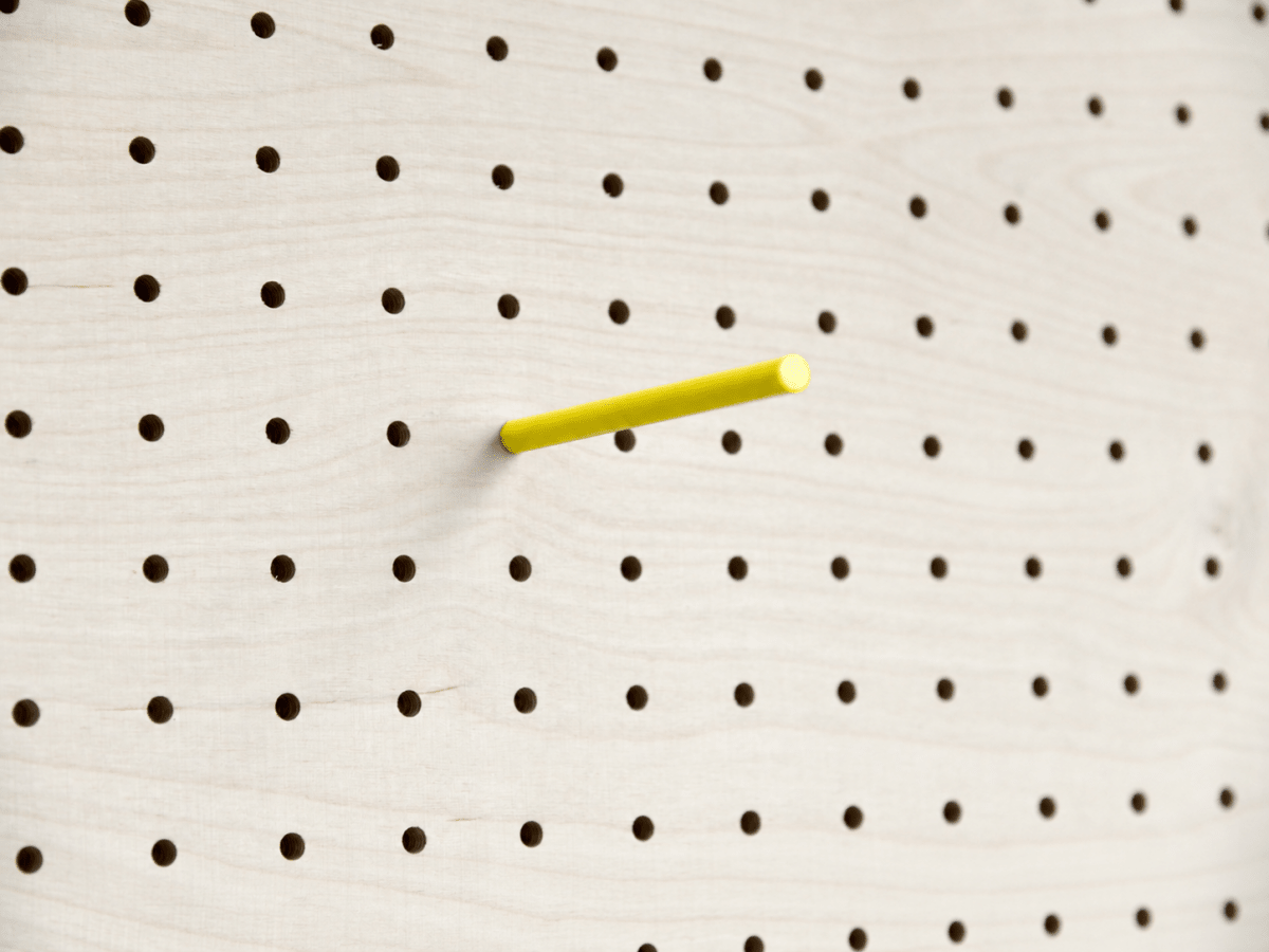 Goupille colorée jaune pour pegboard – tige inox gainée – Aire