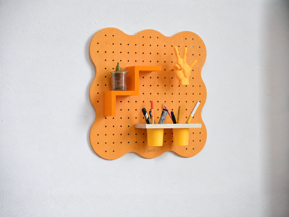 Kit pegboard Curves para escritorio infantil naranja pastel fijado a la pared con sus accesorios