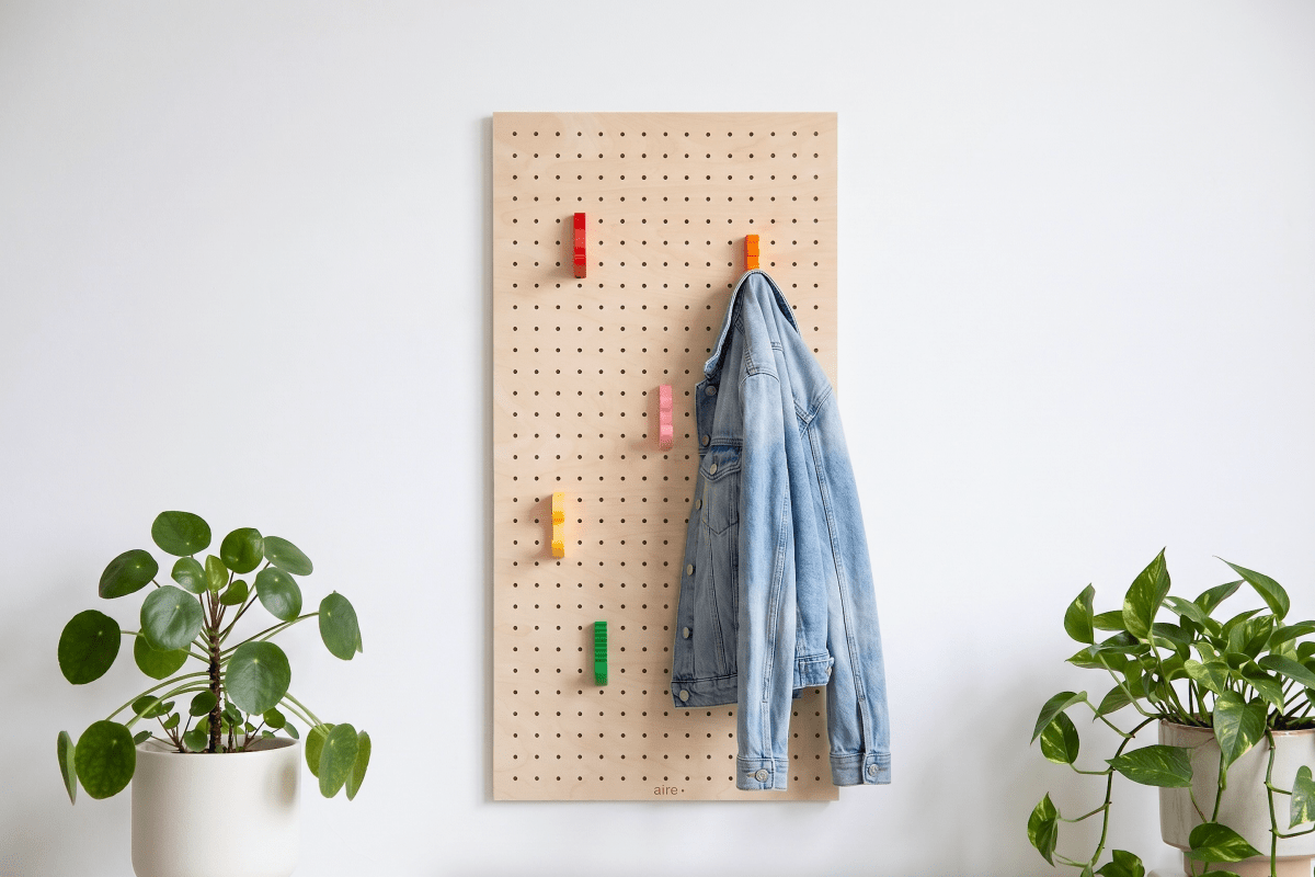 Porte manteau mural pegboard en bois – 7 patères colorées - Aire -  - 2