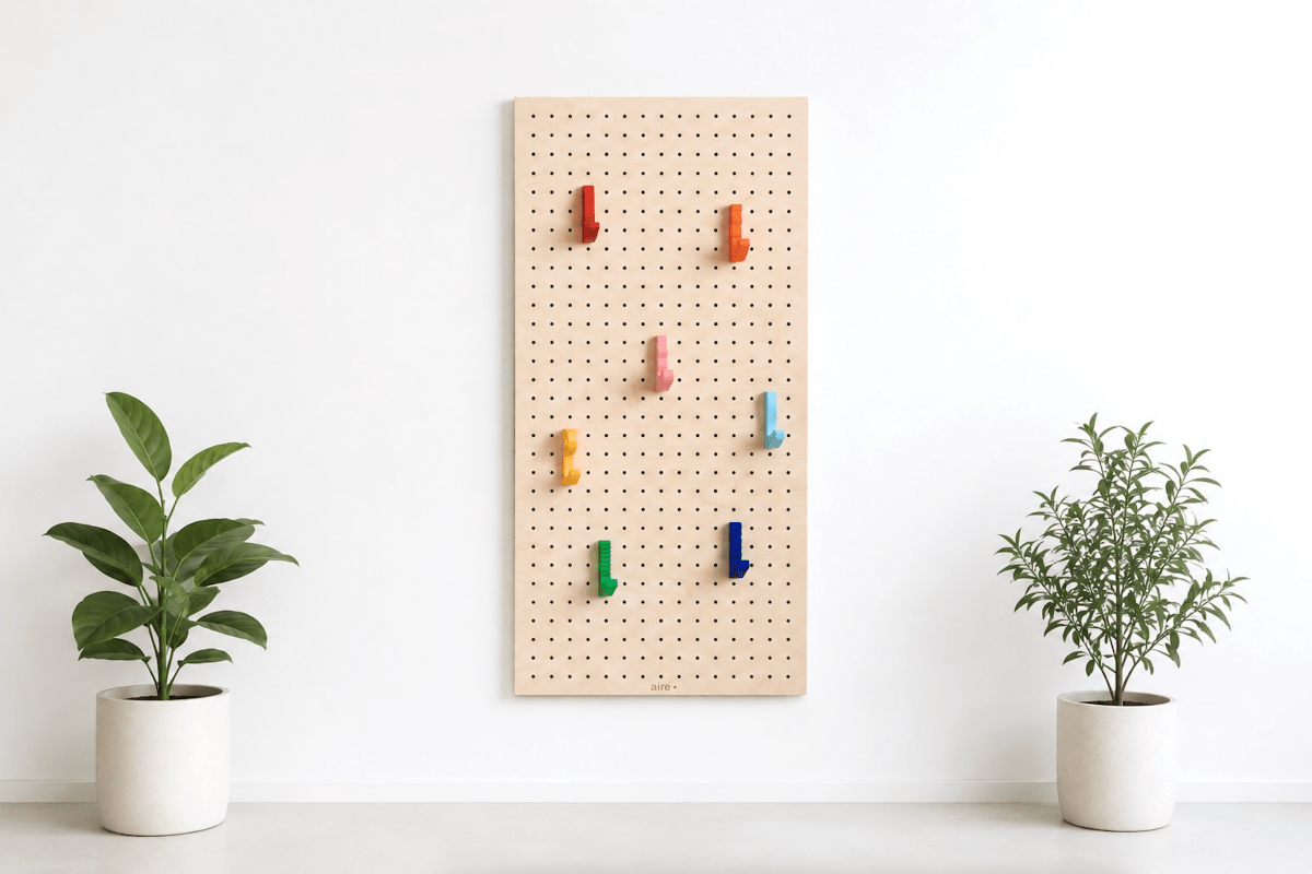 Porte manteau mural pegboard en bois – 7 patères colorées - Aire -  - 1