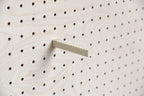 Aire Wand-Cap-Halter an einem Holz-Pegboard – gekerbter Stab aus Edelstahl und Biokunststoff
