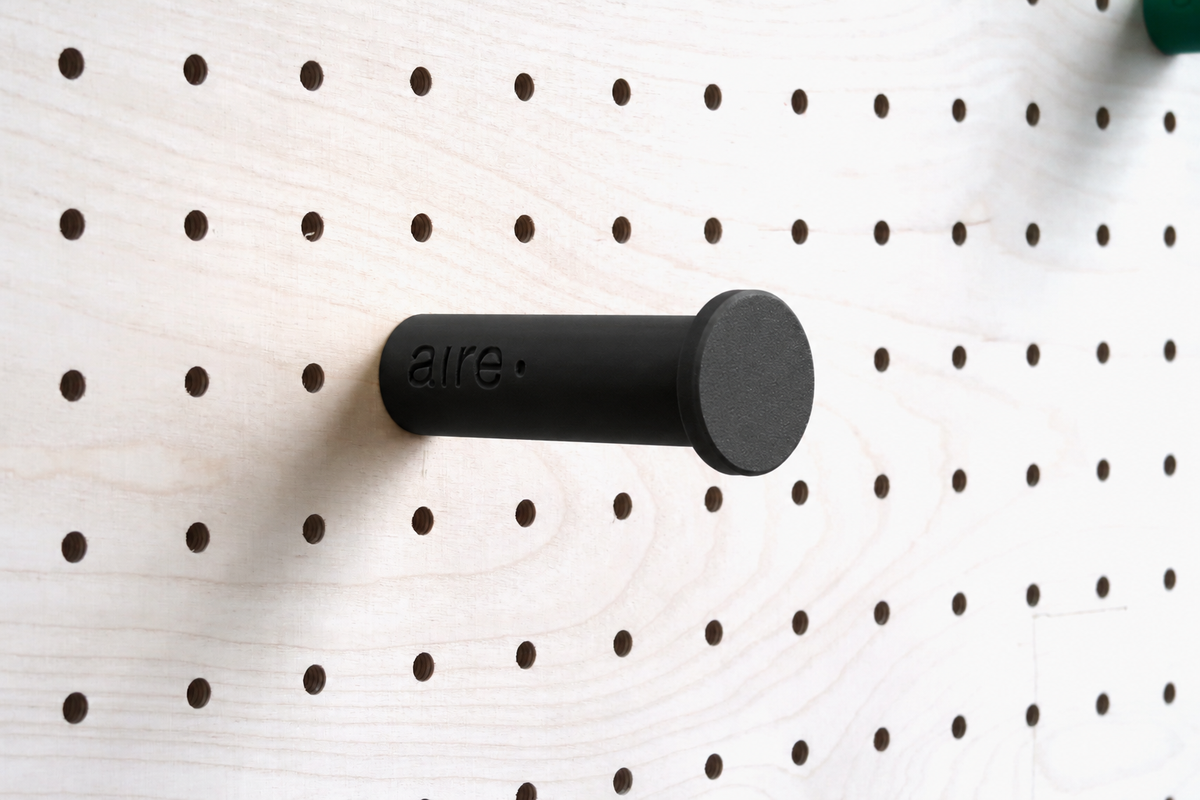Patère colorée – porte-manteau mural pour pegboard et panneau perforé