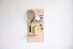 Pegboard aire avec équipement de tennis suspendu
