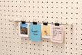 Porte photos mural en bois - Porte affiches et porte cartes - Barre métallique - Accessoires - Aire - A57-1 - 1
