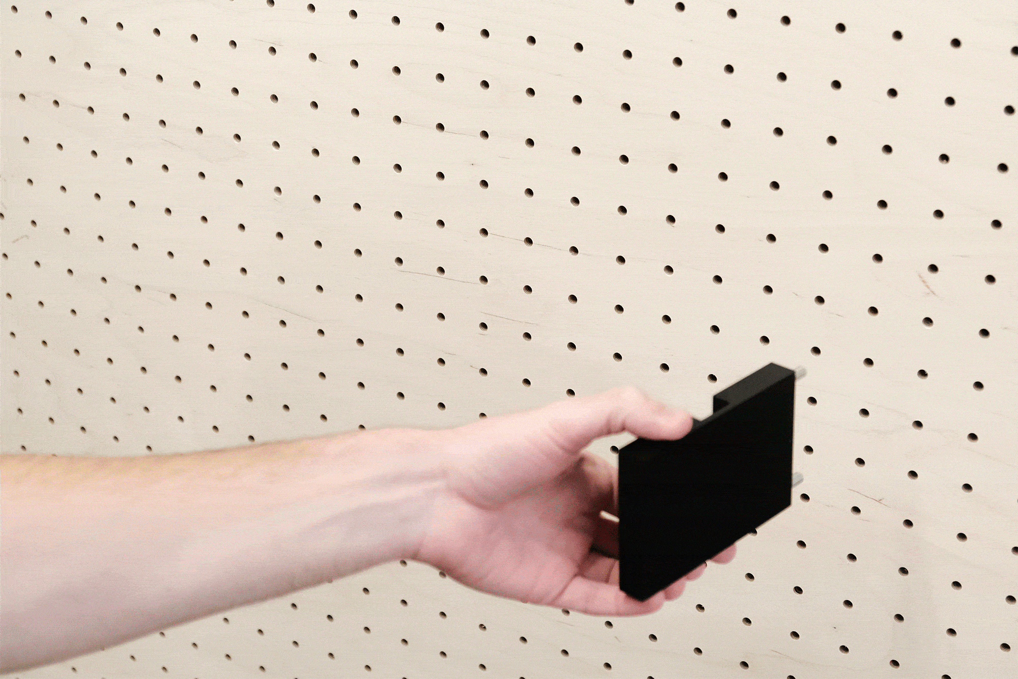 Porte rouleau kraft pour Pegboard - Aire